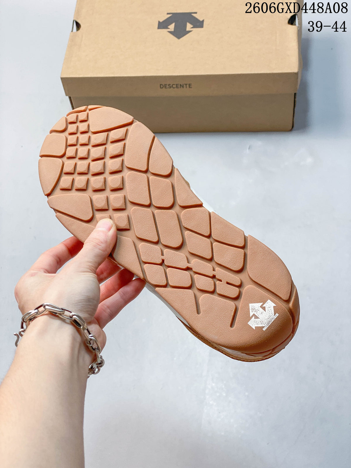DESCENTE Chron Velo Low-Top Sneakers in Brown and White