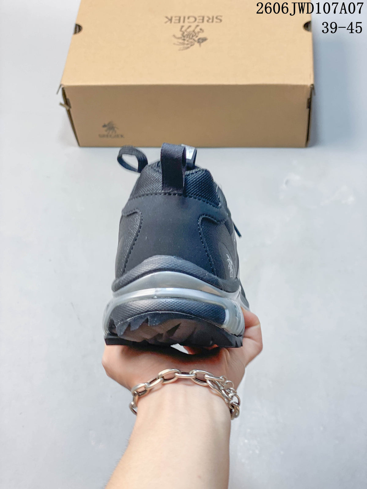Sregiek Low-Top Hiking Shoes in Charcoal and Silver