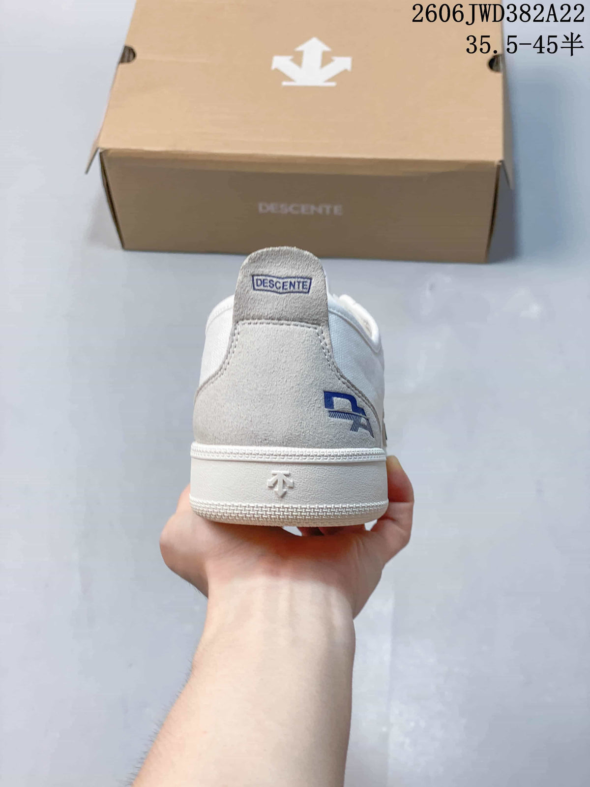 DESCENTE Chron Pacer CVS Retro T-Toe Sneakers, White/Grey