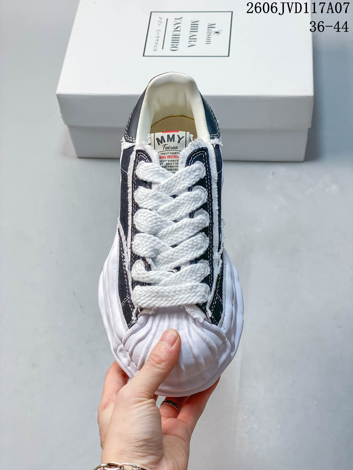 Mihara Yasuhiro Hank Low-Top Sneakers, Black and White, 06JVD117A07