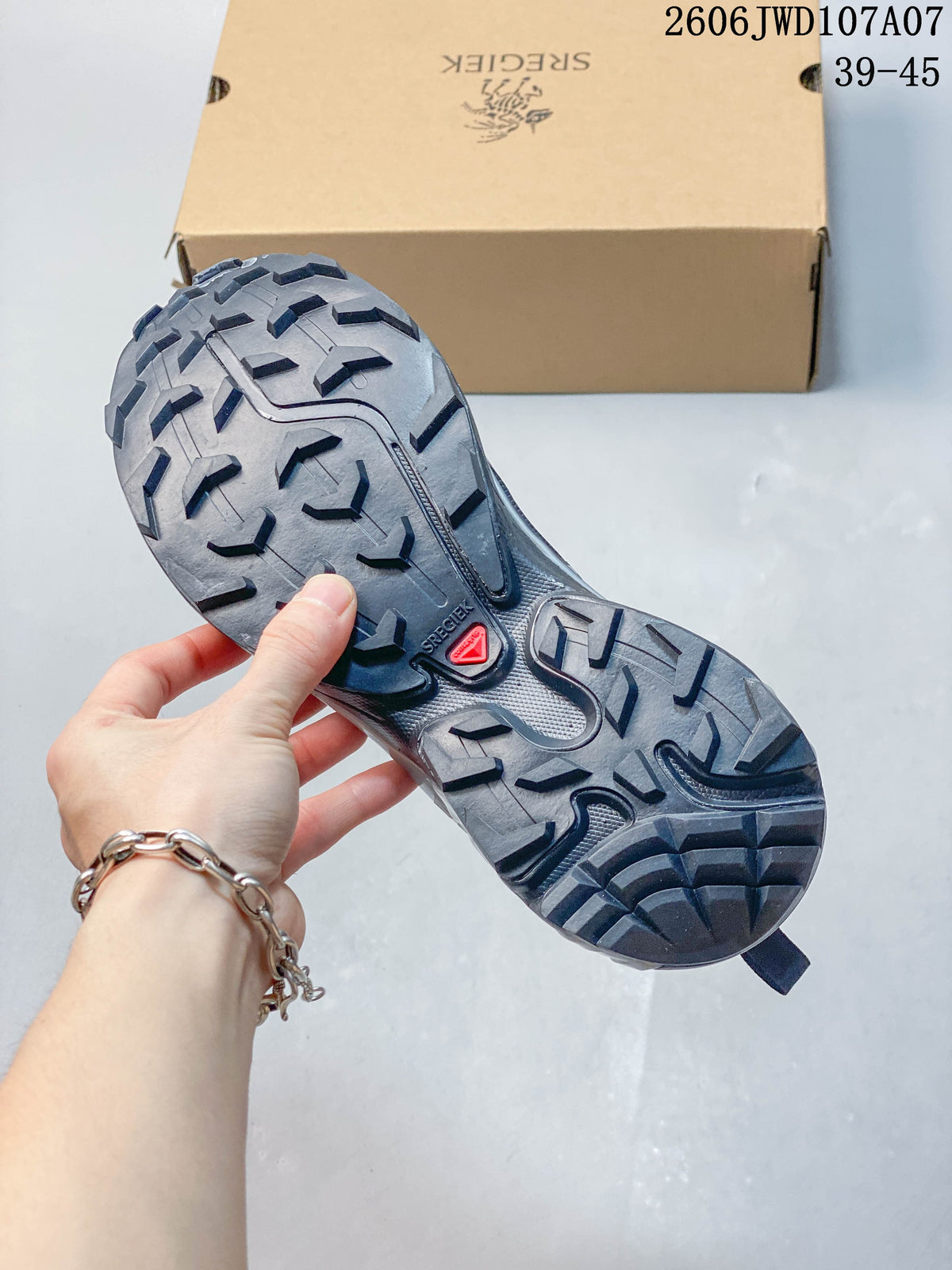 Sregiek Low-Top Hiking Shoes in Charcoal and Silver