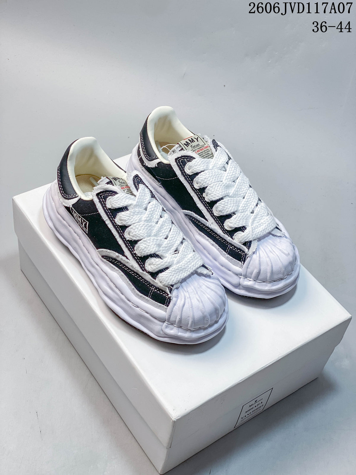Mihara Yasuhiro Hank Low-Top Sneakers, Black and White, 06JVD117A07