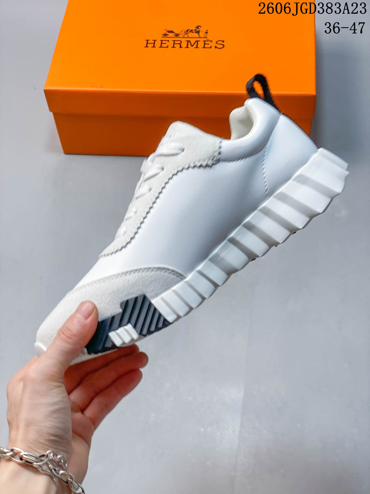 Hermès White Low-Top Casual Sneakers 2606JGD383A23