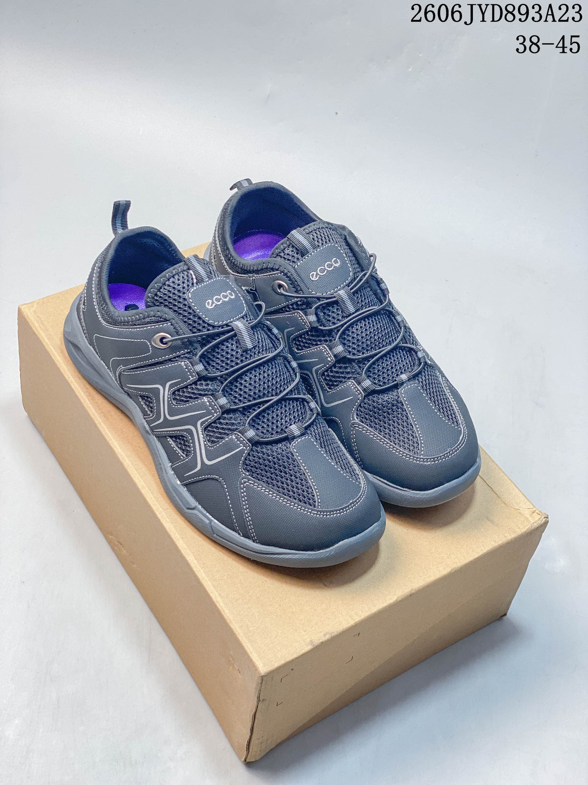ECCO Sko Low-Top Hiking Shoes in Gray