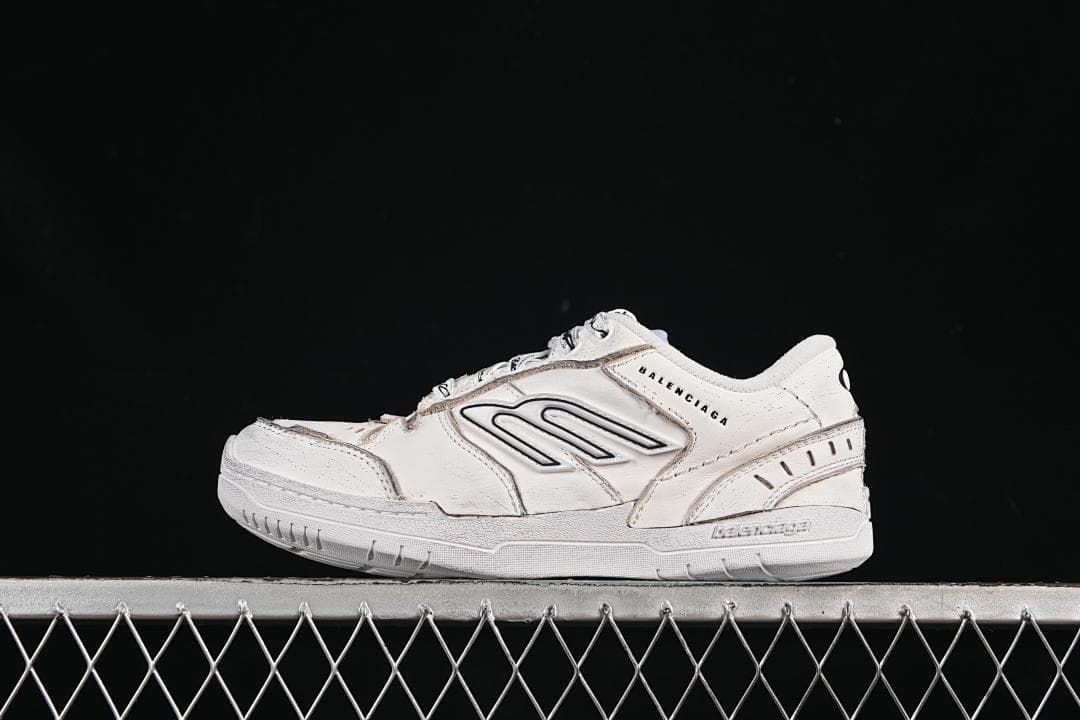 Balenciaga Hamptons Worn-Out White Sneakers WCURS9000
