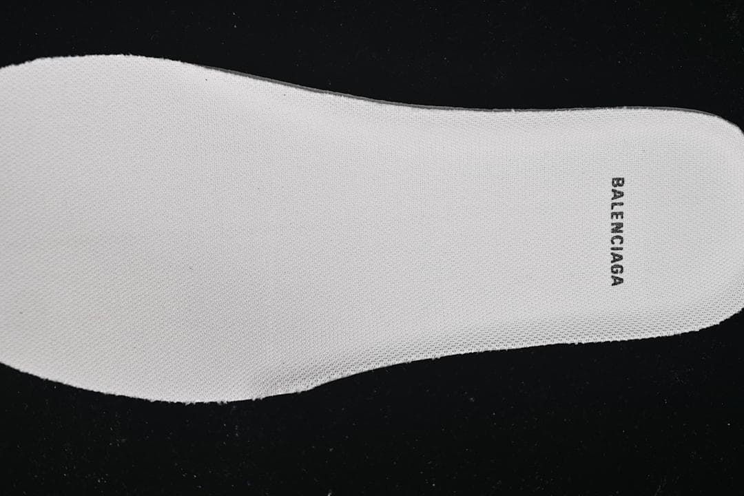 Balenciaga Hamptons Worn-Out White Sneakers WCURS9000