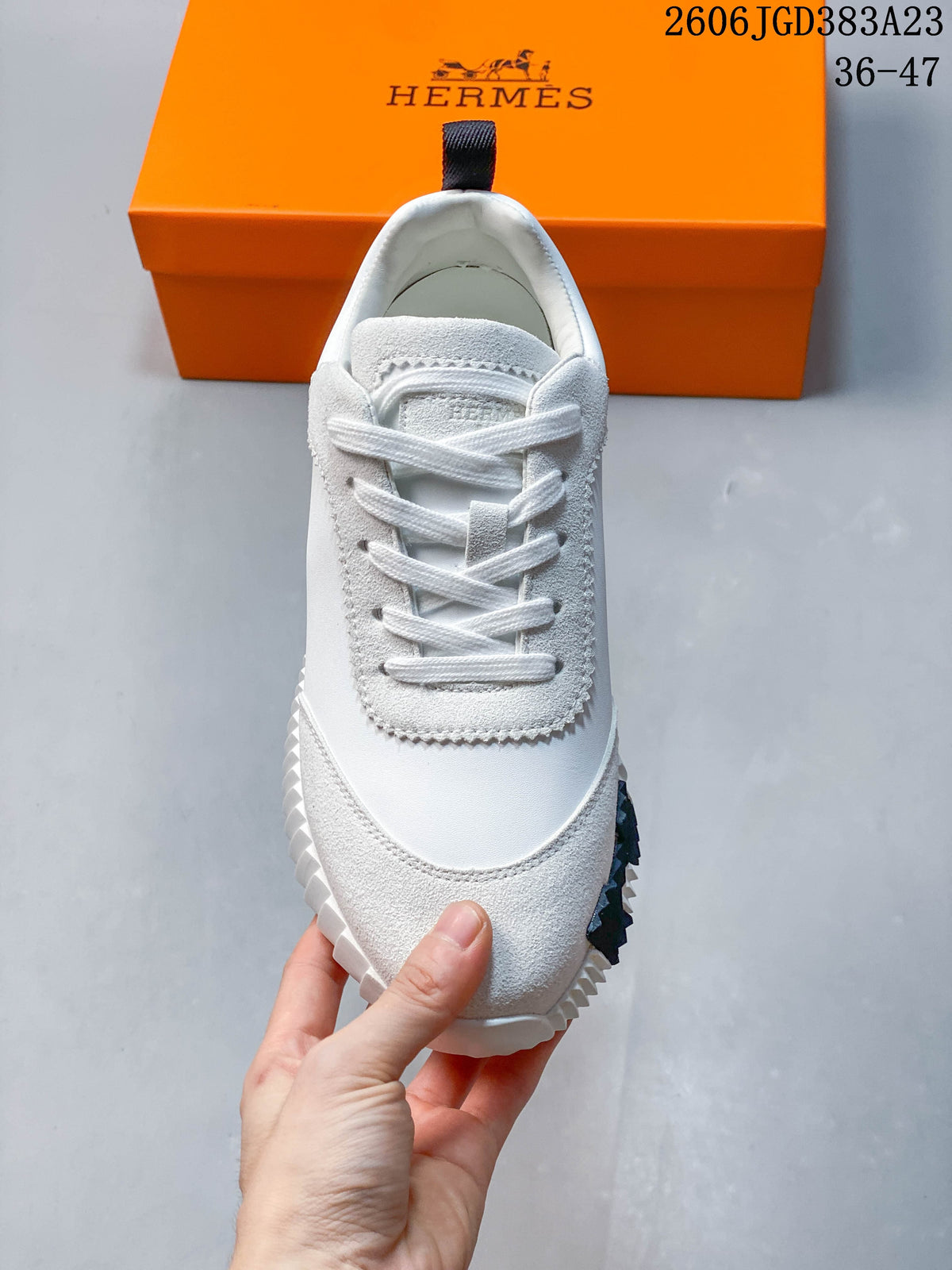 Hermès White Low-Top Casual Sneakers 2606JGD383A23