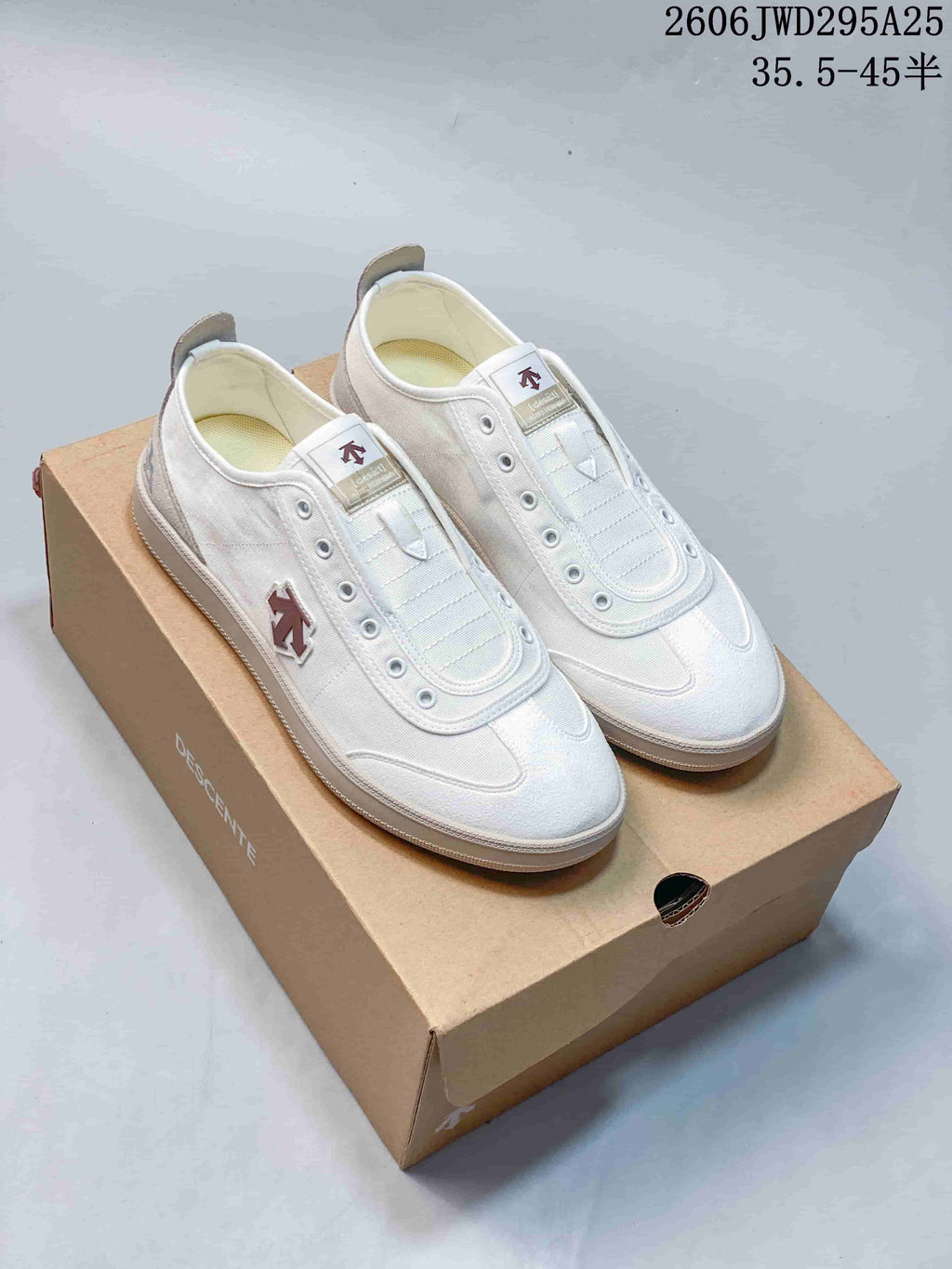 Descente CHRON Low-Top Sneakers in White and Gray