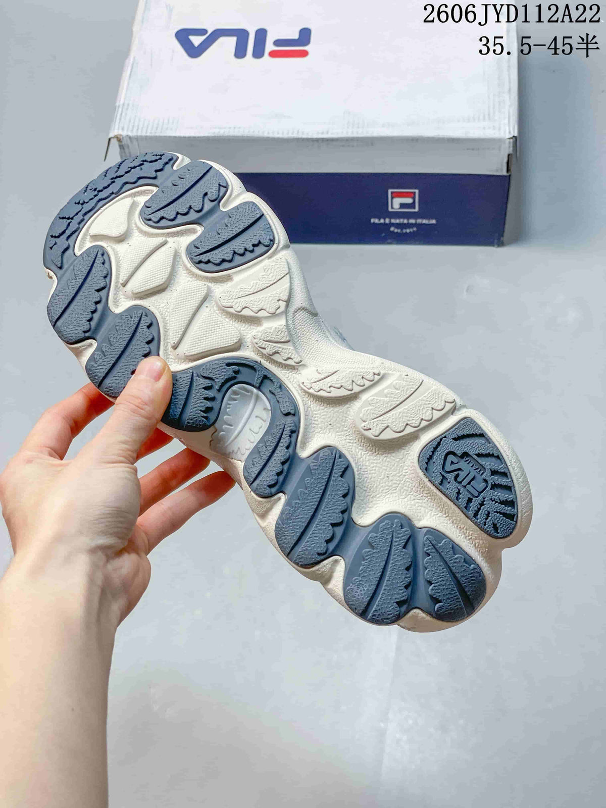 FILA 612520ASUOI Retro Sneakers in Gray and Navy