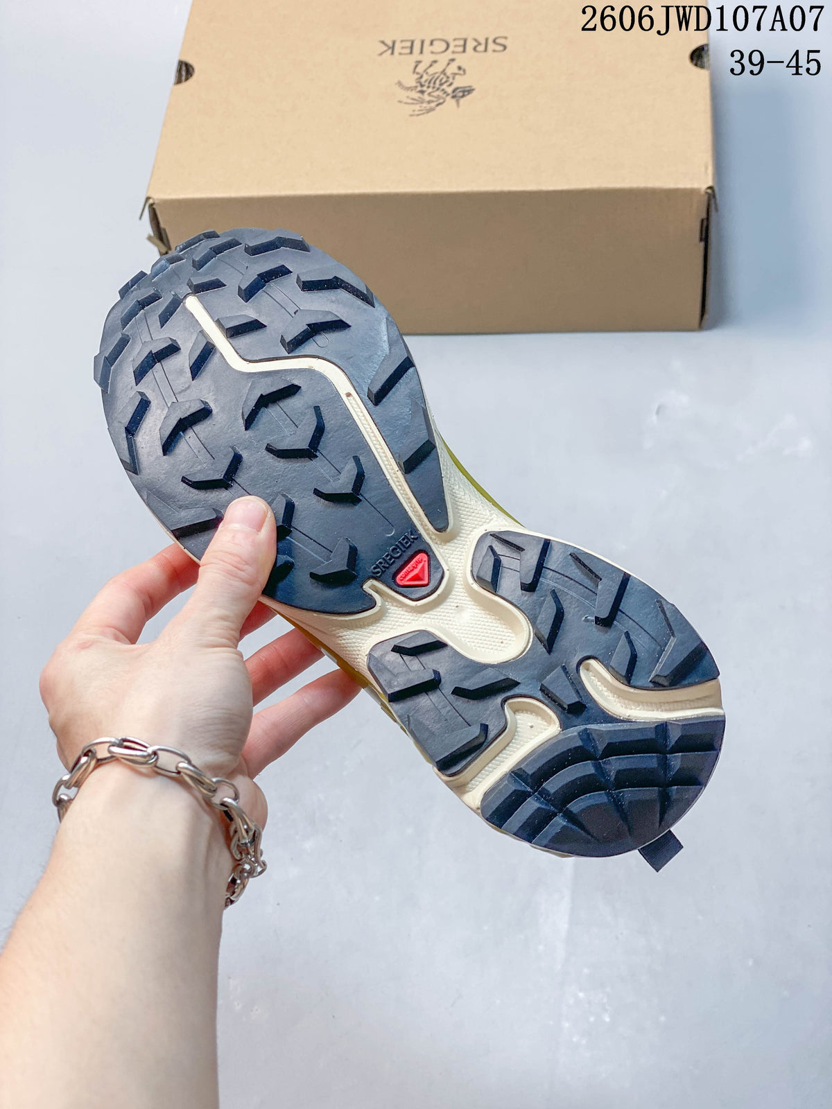 Sregiek Low-Top Hiking Shoes in Gray and Olive